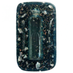 Bloc orgonite rectangulaire vert foncé avec paillettes métalliques, cristaux et bobine intégrés dans résine, vu du dessus