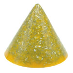 Gelber durchscheinender orgonite-Kegel mit eingebetteten klaren Kristallsplittern, konische Form mit Spitze oben