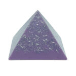 Pirámide orgonite morada con mitad superior de resina clara conteniendo virutas metálicas visibles, base morada sólida
