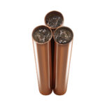 Tres tubos cilíndricos color cobre verticales, llenos de resina oscura con virutas metálicas y fragmentos de cristal