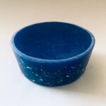 Cuenco pequeño redondo azul de orgonite con superficie exterior texturizada e interior liso, fotografiado desde arriba