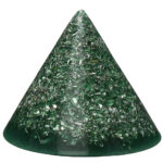 Grüner kegelförmiger orgonite-Gegenstand mit eingebetteten Metallspänen und Kristallfragmenten, vor weißem Hintergrund