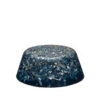Runder blauer orgonite mit Metallspänen und kristallinen Einschlüssen, konische zylindrische Form auf weißem Hintergrund