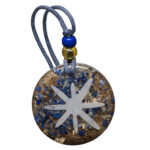 Pendentif orgonite rond avec design étoile de mer blanche, paillettes bleues et dorées, résine claire, cordon bleu avec perles