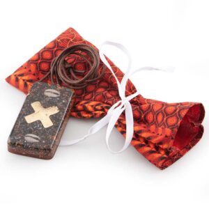 Großes Amulett aus Orgonit mit afrikanischen Kräutern mit Beutel aus SchweSchwe-Stoff