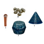 Quatre pièces d'orgonite bleues en forme de cône et cylindre et six petites pièces d'orgonite rondes sur fond blanc avec numéros