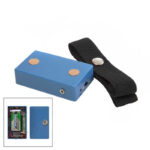 Blaues rechteckiges elektronisches Gerät mit Kupferscheiben, schwarzem Armband und Einblick auf Platine mit 9V-Batterie