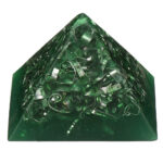 Pirámide orgonite verde translúcida con virutas metálicas en espiral y bobinas incrustadas, vista frontal