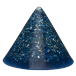 Blauer kegelförmiger orgonite mit metallischen Flocken und Kristallen eingebettet, vor weißem Hintergrund fotografiert