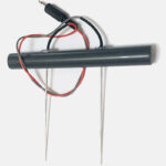 Dispositivo electrónico con cuerpo cilíndrico oscuro, cables conectados rojo/negro/blanco, conector jack de audio y dos sondas metálicas