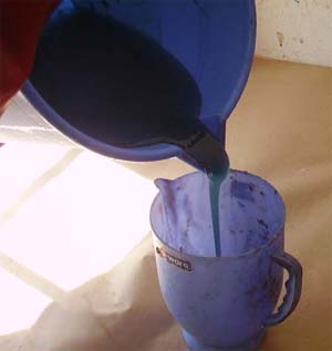 Make your own orgonite : Pour into small jug with snout