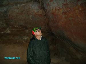 Laozu looking at cave paintings in Nanke