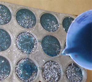 Make your own orgonite : Fill tray to the rim