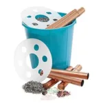 Cubo azul con tapa blanca, tubos de cobre y pequeños montones de virutas metálicas y cristales para orgonite